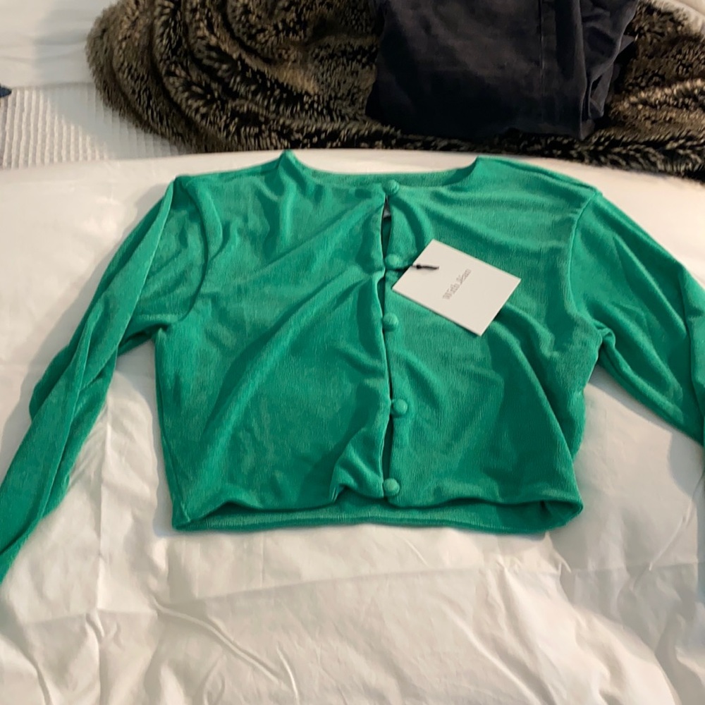 Cropped green long sleeve light weight top